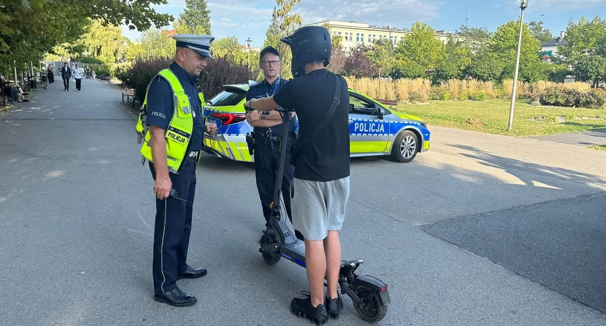 Policjanci z Jaworzna zwracali wczoraj szczególną uwagę na osoby, które jeżdżą na hulajnogach elektrycznych. Fot. KMP Jaworzno