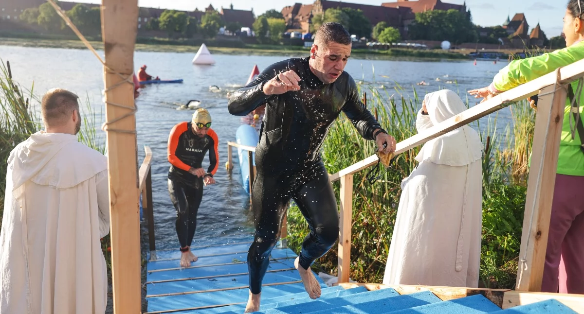 Marcin Smolik po przepłynięciu 3,8 kilometra. Fot. Maratomania