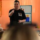 Teatr Maska z Krakowa z przedstawieniem w MBP w Jaworznie. Fot. Patrycja Koprzak