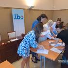 JBO 2027. Trwa liczenie kart papierowych, które mieszkańcy wrzucili do urn. Fot....
