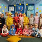 Przedszkolaki przyszły w piżamkach