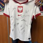 Koszulka reprezentacji Polski z autografami do wylicytowania na aukcji WOŚP
