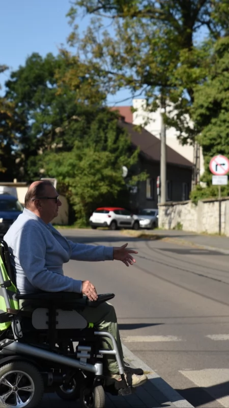 Krótka droga, wiele przeszkód. Jaworznianin pokazuje, z czym mierzy się na wózku