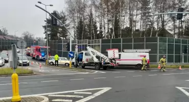 Uderzył w latarnie. Droga jest zablokowana 