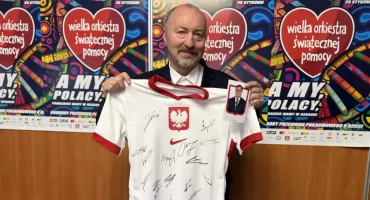 Koszulka reprezentacji Polski z autografami do wylicytowania na aukcji WOŚP