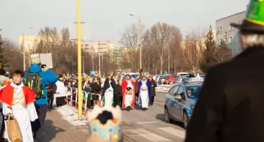 Fotorelacja z przemarszu ulicami Podłęża. Uliczne jasełka, czyli czym jest Orszak Trzech Króli w dniu 6 stycznia. 