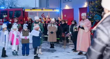 Wieczorny orszak w Dąbrowie Narodowej