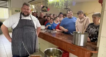 Marcin Socha przeprowadził warsztaty kulinarne dla podopiecznych ŚDS w Jaworznie