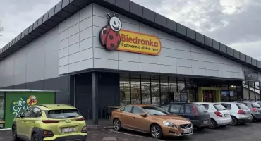 Podwójny zwrot za butelki i puszki. Nowa akcja Biedronki na majówkę