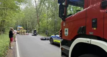 Wypadek na ul. Jesiennej w Jaworznie. Ranny motocyklista zabrany śmigłowcem LPR