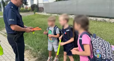 Policjanci ruszyli do szkół. Pierwszoklasiści uczą się zasad bezpieczeństwa