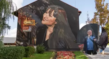 Basia Trzetrzelewska: mural w Jaworznie z jej wizerunkiem doczekał się tabliczki z podpisem