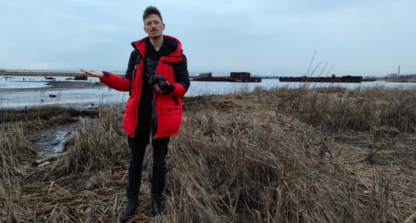 Karol Jopert, w tle wraki statków na Staten Island 