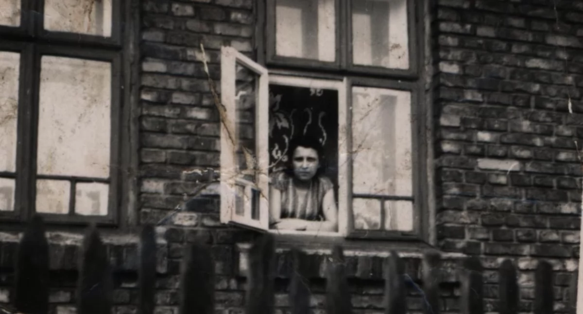 Maria Dziadek w oknie swojego rodzinnego domu, lata 50. XX wieku (zbiory prywatne)
