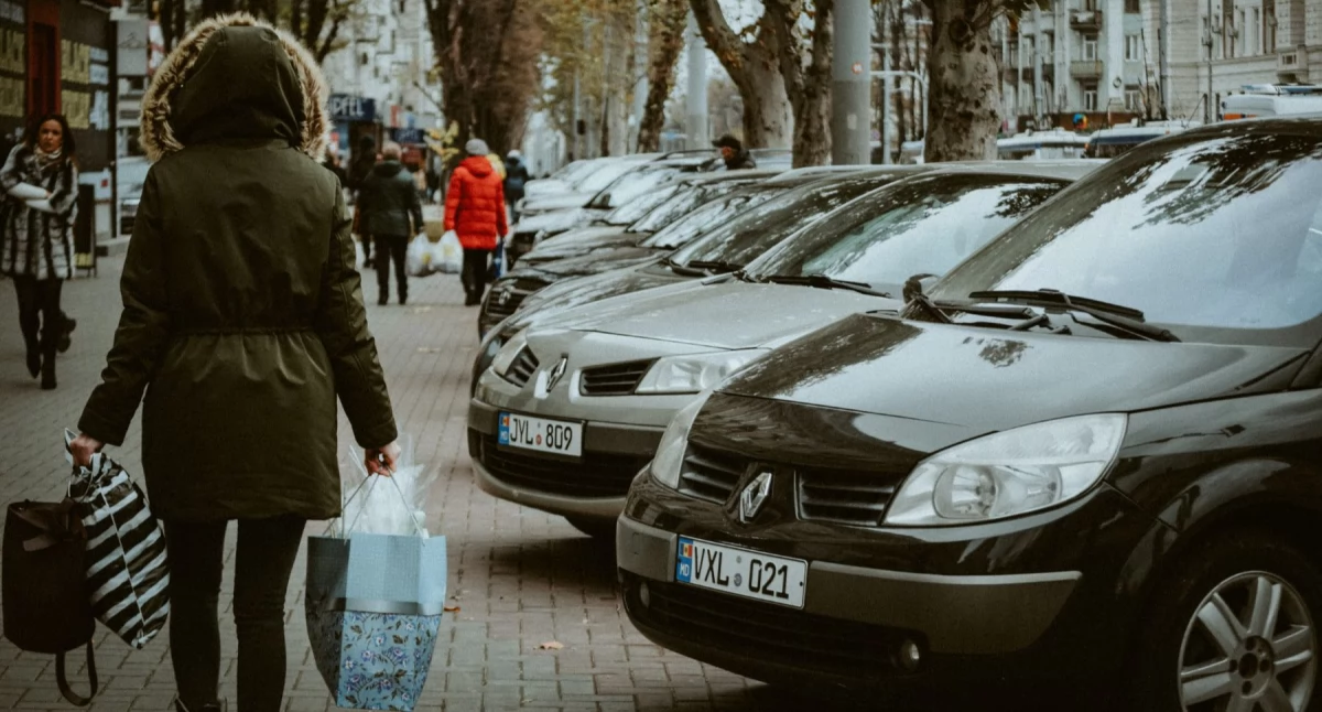 Ludzie, Wziąłeś bilet dostałeś karę Żniwa parkingach przed sklepami - zdjęcie, fotografia