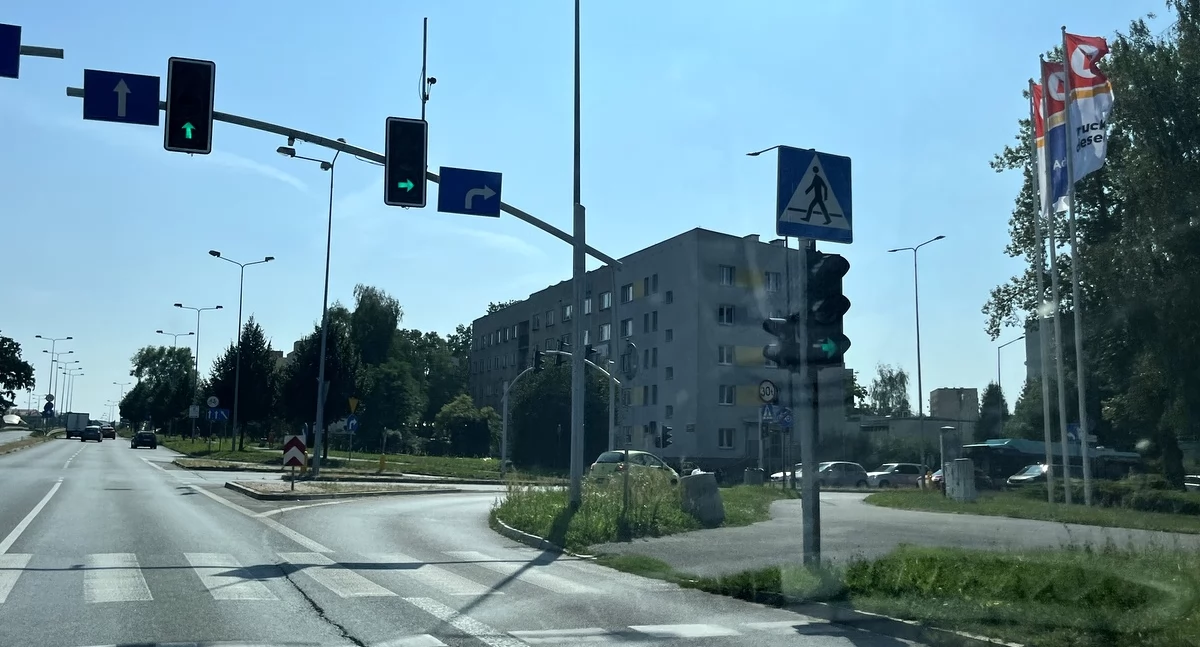 Życie miasta, Uciążliwy hałas mieszkańców bloku Leopoldzie - zdjęcie, fotografia