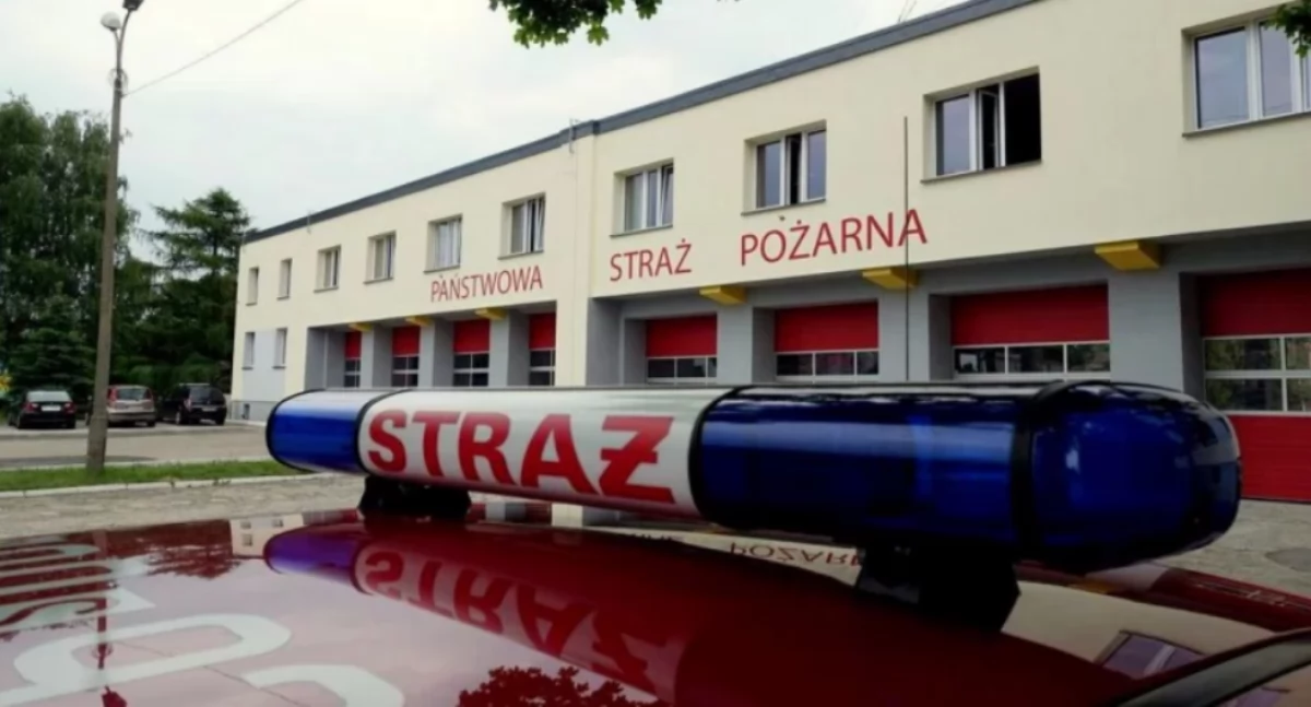 Życie miasta, Ładunek ciężarówki zablokował całą jezdnię - zdjęcie, fotografia