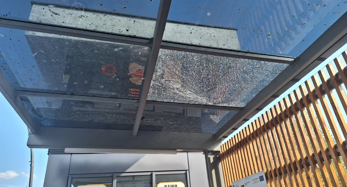Pęknięta szyba przystanku w Centrum 