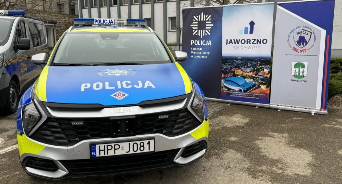 Życie miasta, radiowozy jaworznickiej policji - zdjęcie, fotografia