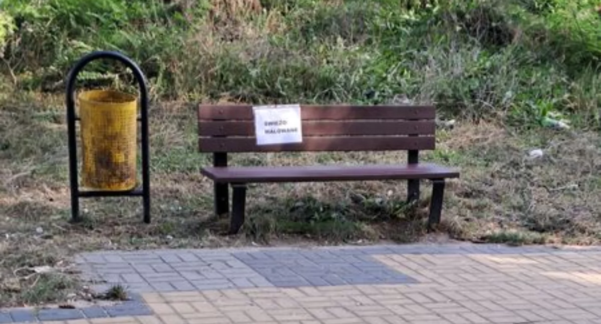Pomalowana ławka na Podłężu 