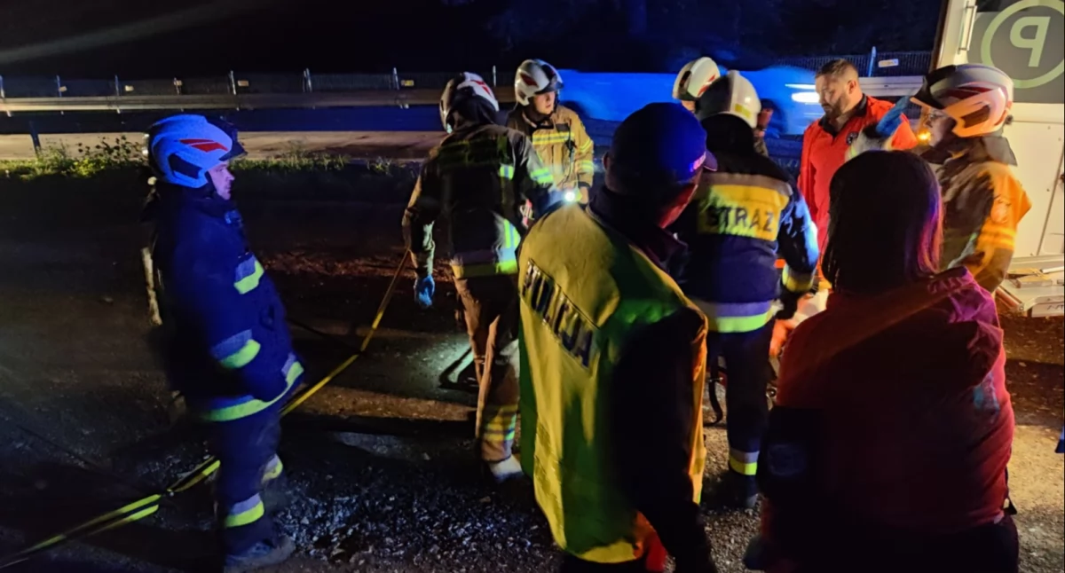 Ratowanie mieszkańca Jaworzna z błota popowodziowego. Fot: facebook - Małopolska Policja