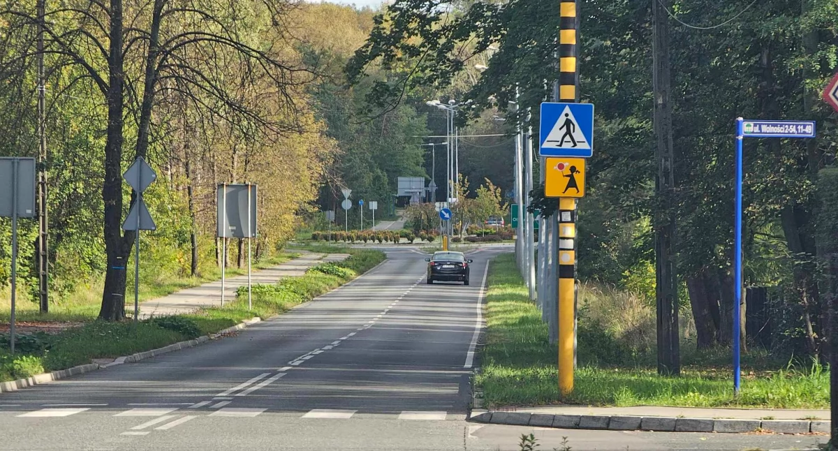Komunikaty Policja, Uciekał przed policją porzucił samochód pasażerem środku - zdjęcie, fotografia