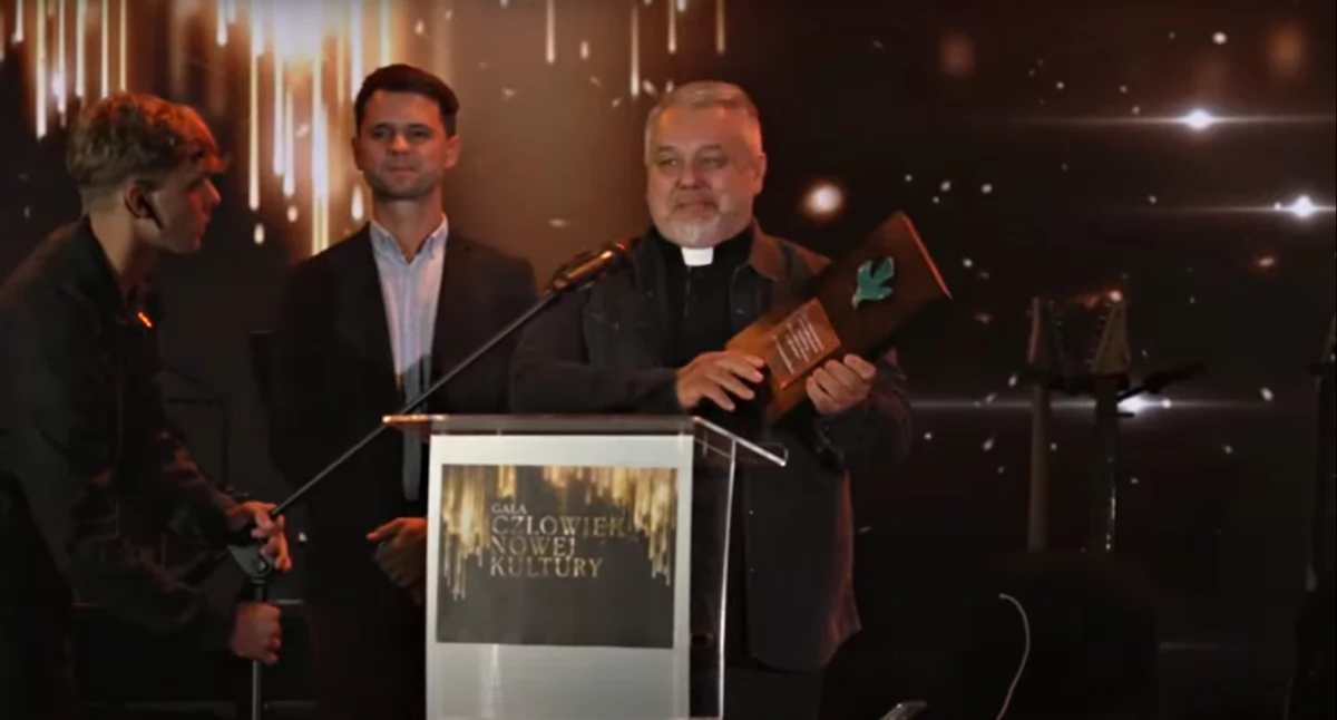 Ks. Mirosław Tosza odbiera nagrodę w kategorii