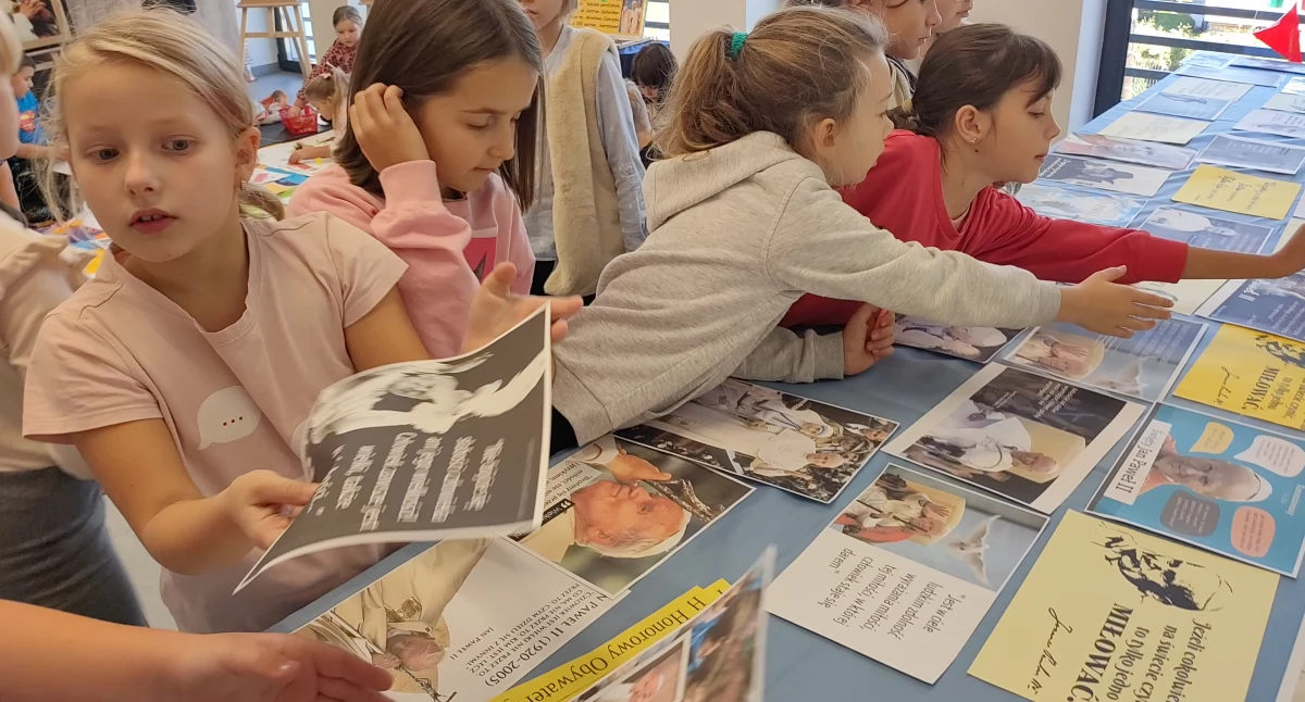 Życie miasta, Wystawa papieska Centrum Kulturalno Społecznym - zdjęcie, fotografia