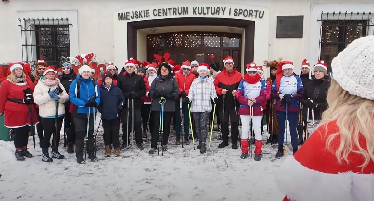 Życie miasta, Mikołąjki sportowo Nordic Walking Stretching Fitness - zdjęcie, fotografia