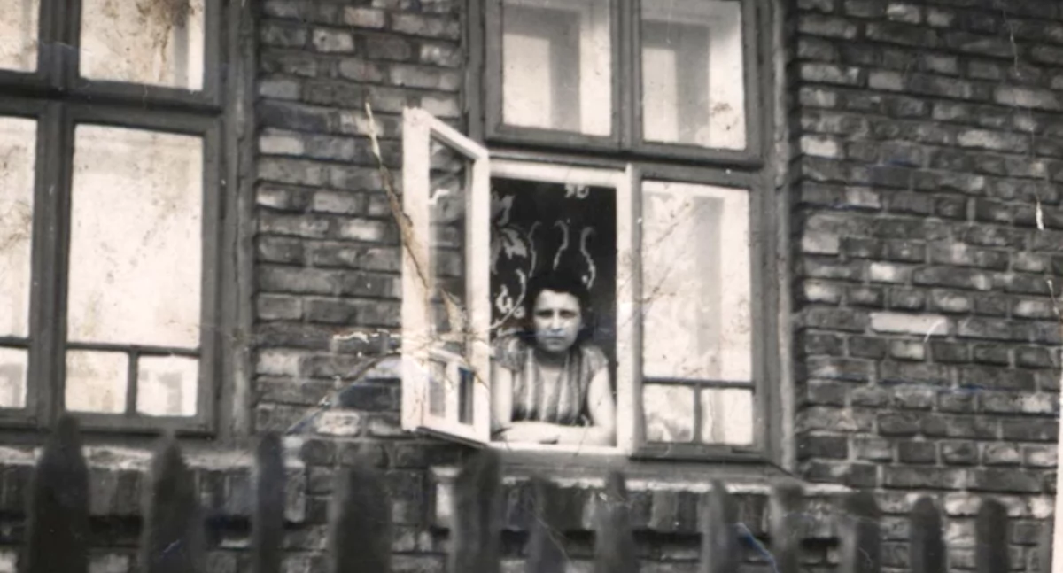 Maria Dziadek w oknie swojego rodzinnego domu, był to również rodzinny dom Edmunda, jej brata oraz ich ojca, Marcina – lata 50. XX wieku (zbiory prywatne)