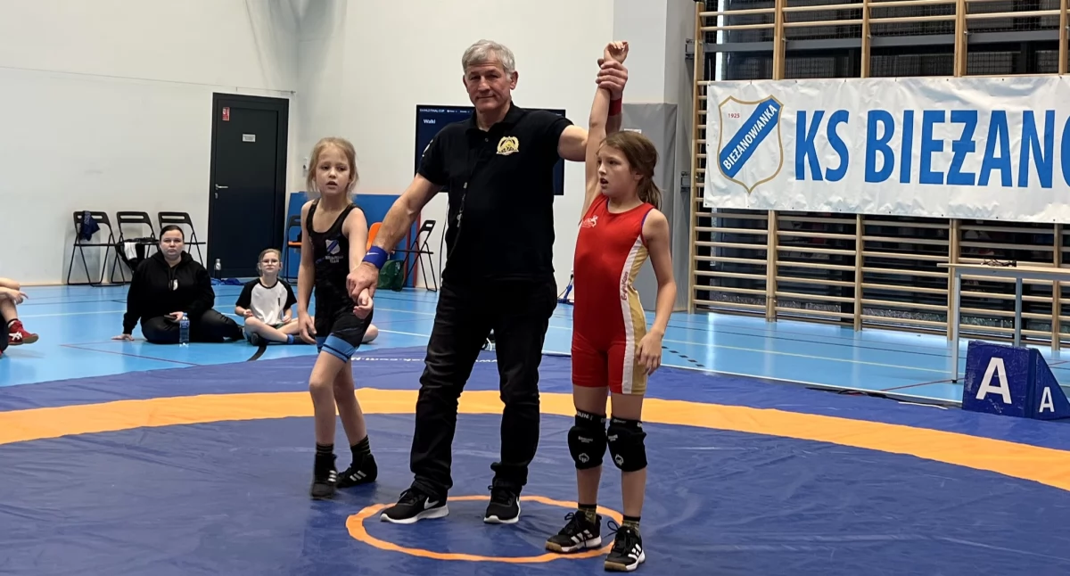 Sporty walki, RODZEŃSTWO MEDALAMI ZAPASACH - zdjęcie, fotografia