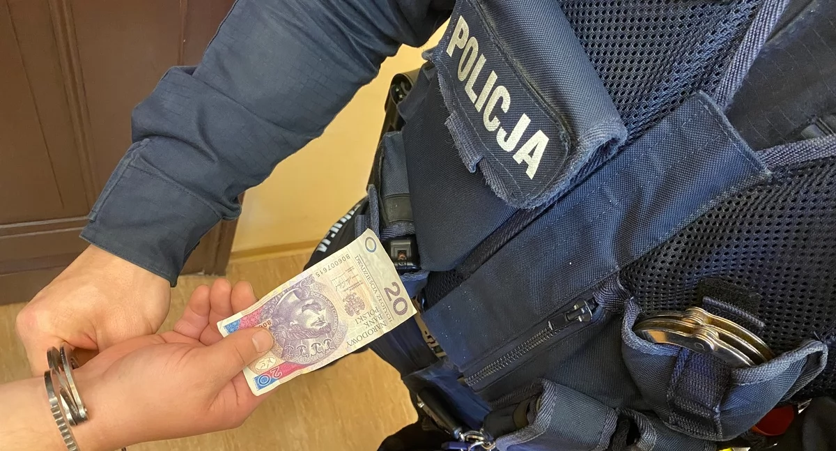 Komunikaty Policja, Pijany obnażał hotelowym korytarzu Zaproponował łapówkę policjantom - zdjęcie, fotografia