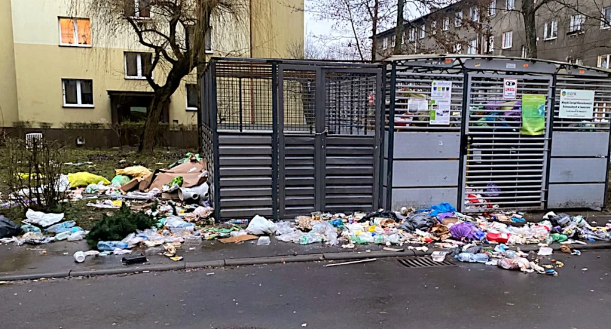 Zaśmiecona wiata przy ul. Morcinka. Fot: MZNK