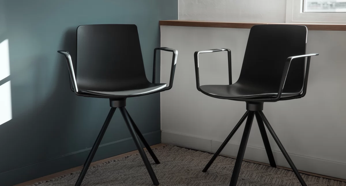 Informator / Materiały zewnętrzne , Krzesło biurka kółek idealne rozwiązanie minimalistów - zdjęcie, fotografia