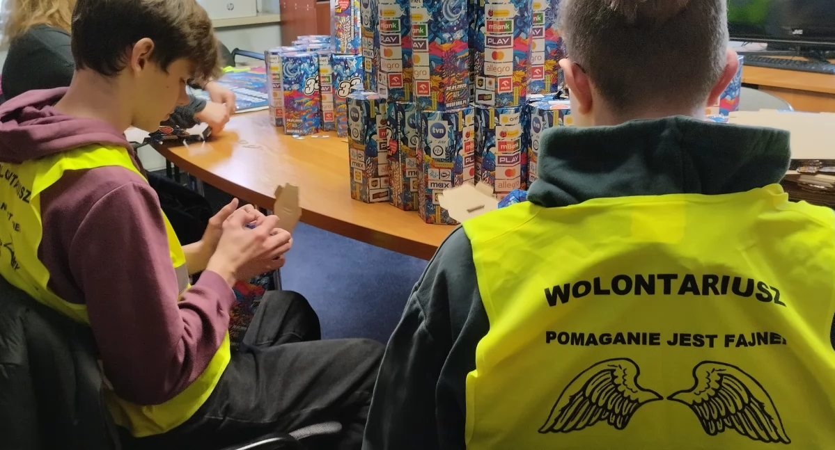 Życie miasta, Wolontariusze Szkoły Podstawowej pomagają - zdjęcie, fotografia