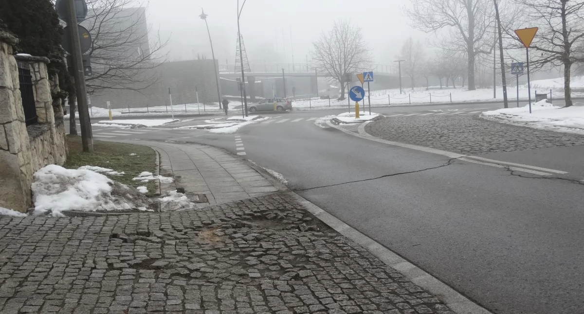Zniszczony bruk w podjeździe