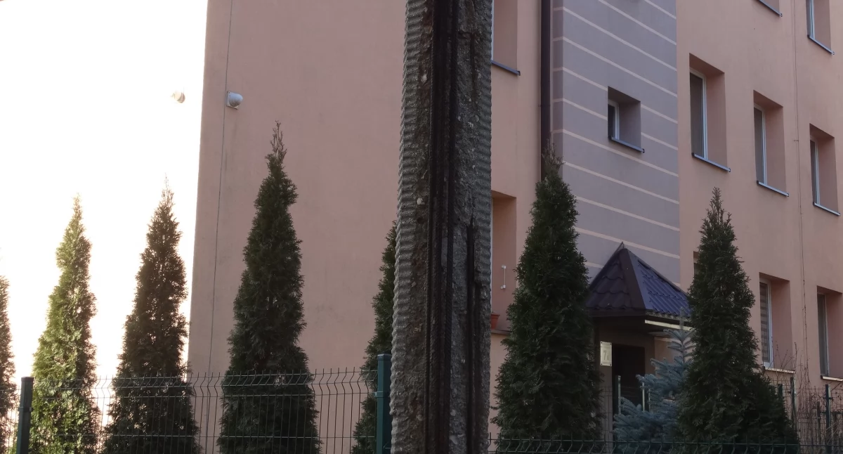 Zniszczony słup na ul. Matejki