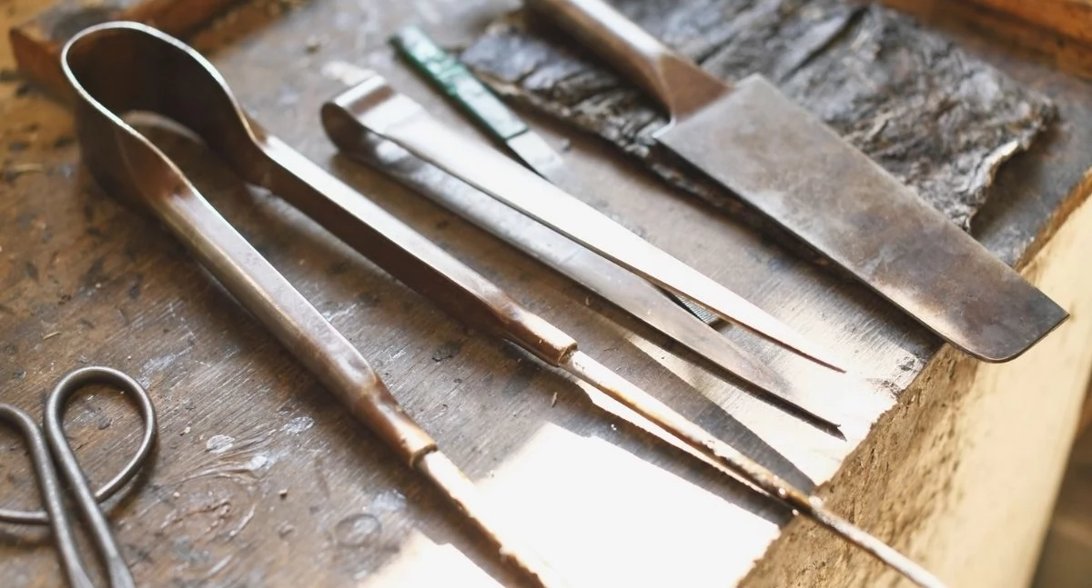 Informator / Materiały zewnętrzne , Stoły warsztatowe przestrzeni coworkingowej nowoczesne podejście majsterkowania - zdjęcie, fotografia