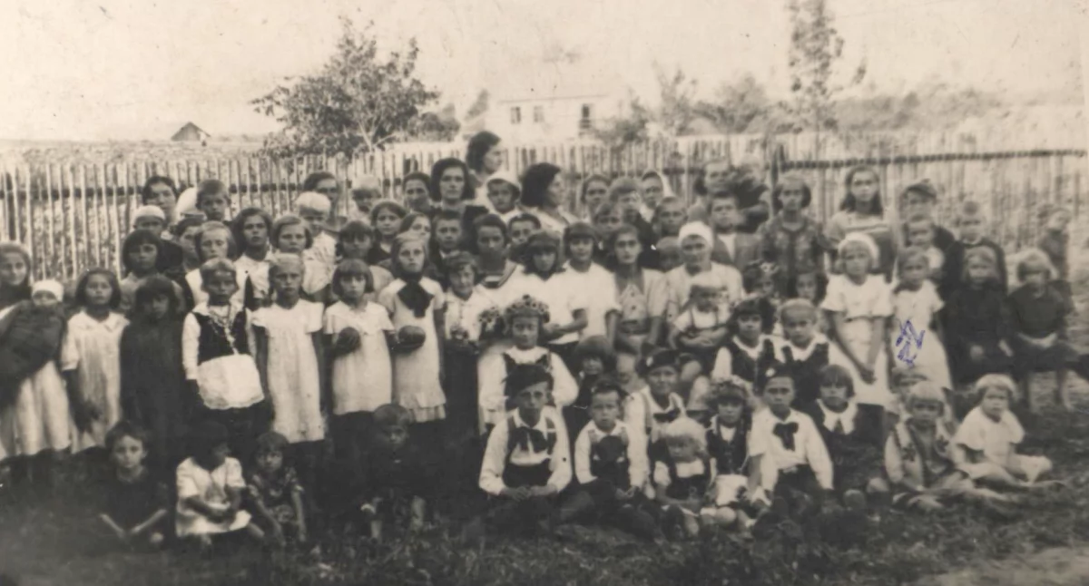 Długoszyńskie dzieci w obrębie Palianowszczyzny, lata 40. XX wieku (ze zbiorów prywatnych)