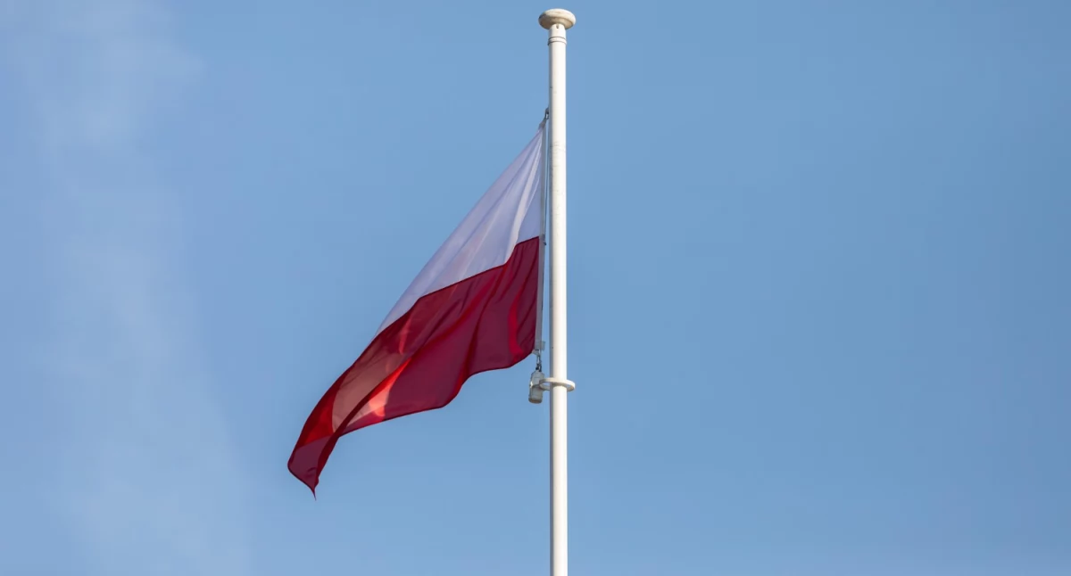 Informator / Materiały zewnętrzne , montuje maszty flagi - zdjęcie, fotografia