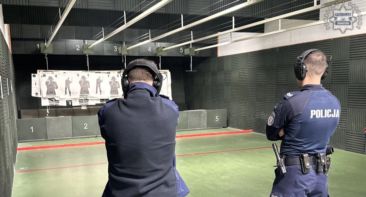 Życie miasta, Policjanci Jaworzna doskonalą umiejętności strzeleckie - zdjęcie, fotografia