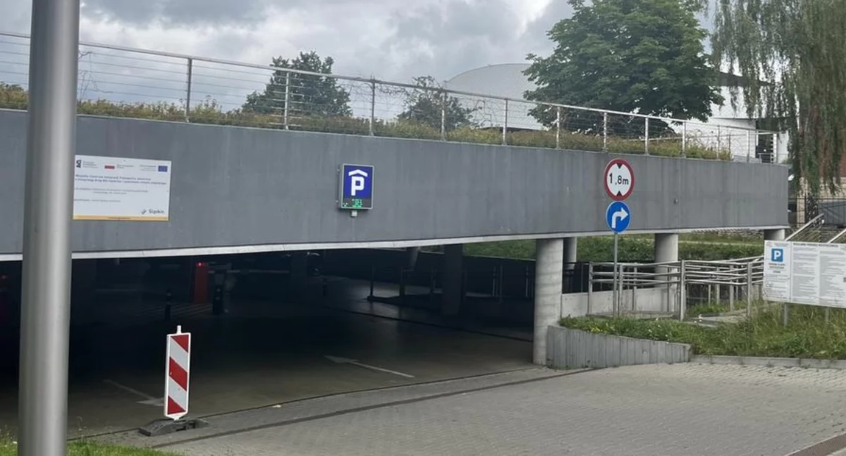 Życie miasta, Drożeje parking Halą MCKiS - zdjęcie, fotografia