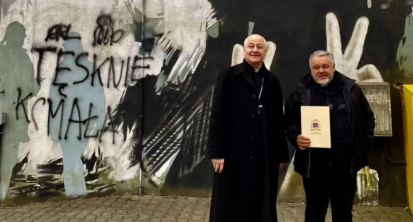 Biskup  Artur Ważny i ksiądz Mirosław Tosza