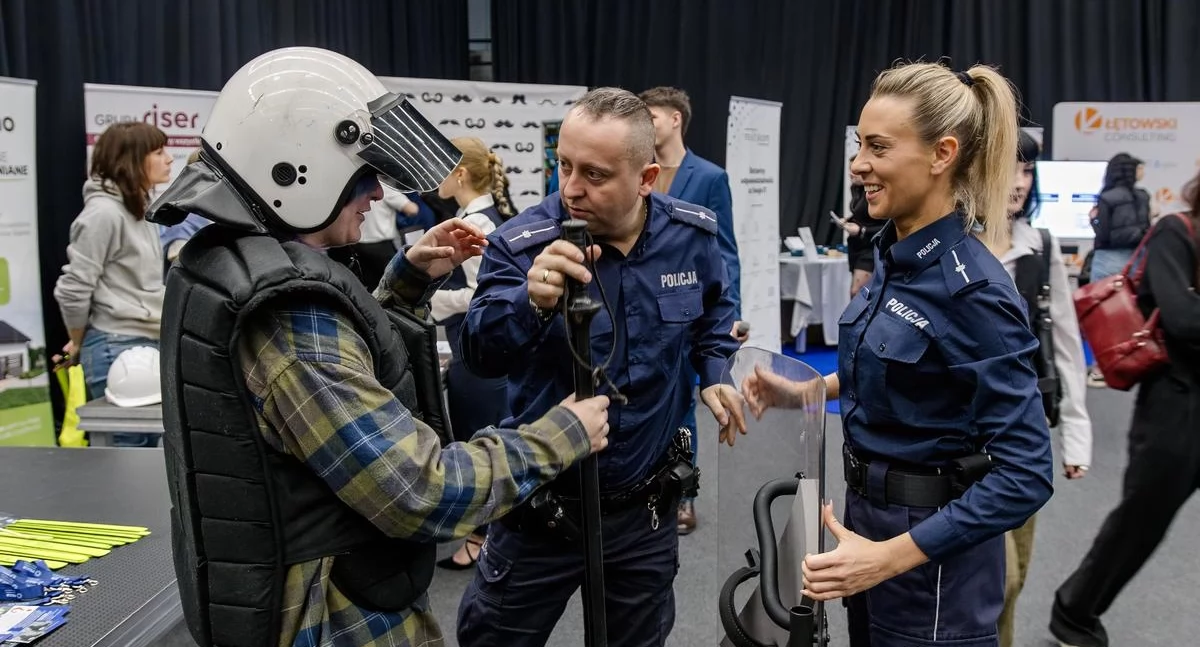 Życie miasta, Policjanci Jaworzna promowali służbę podczas Targów Kariery - zdjęcie, fotografia