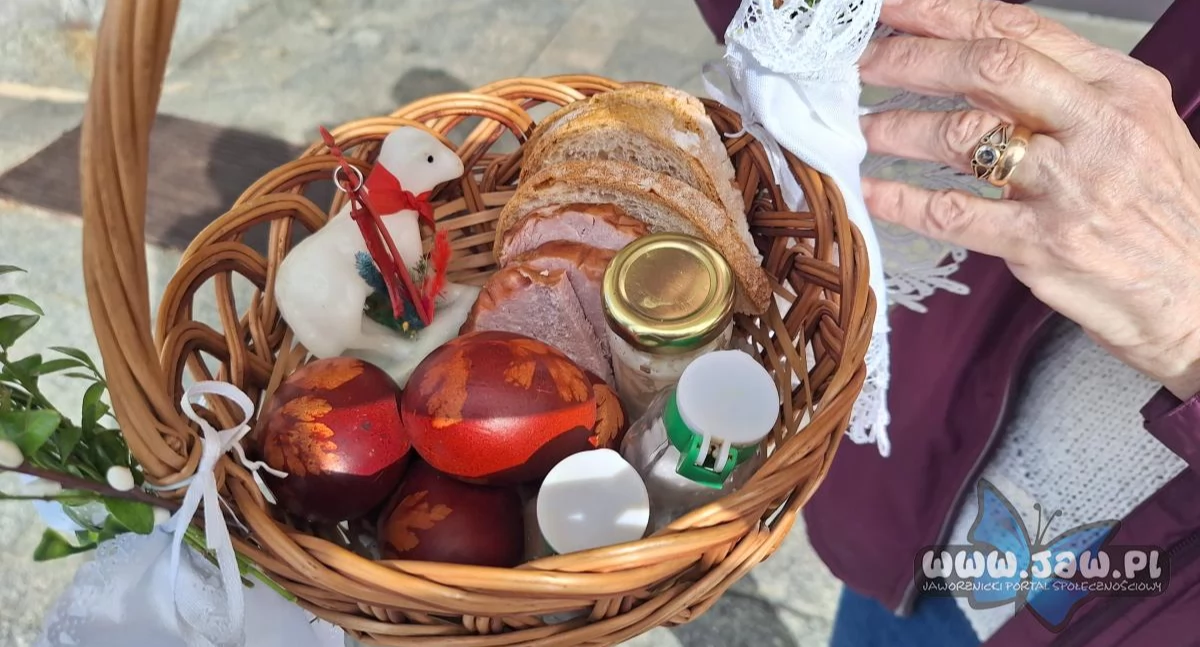 Kościół, Wielka Sobota święconka jaworznian koszyczkach - zdjęcie, fotografia