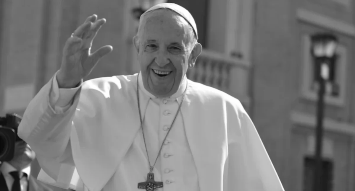 Życie miasta, kwietnia dniem żałoby narodowej śmierci papieża Franciszka - zdjęcie, fotografia