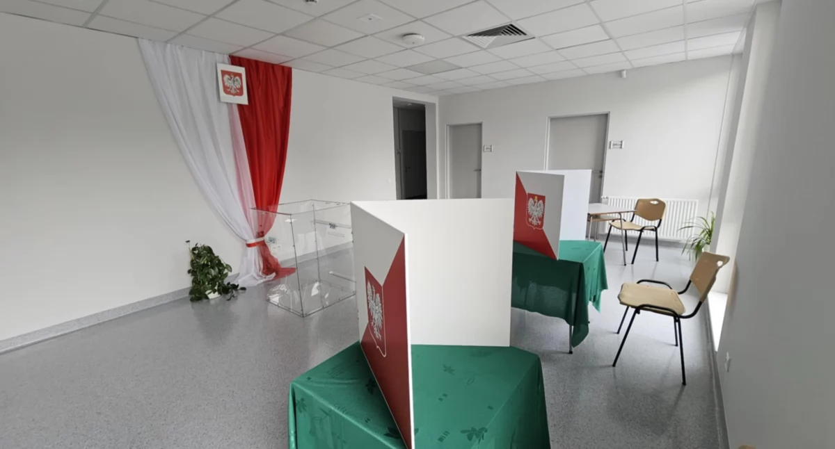 Komisja wyborcza - lokal wyborczy przygotowany do głosowania 2025 