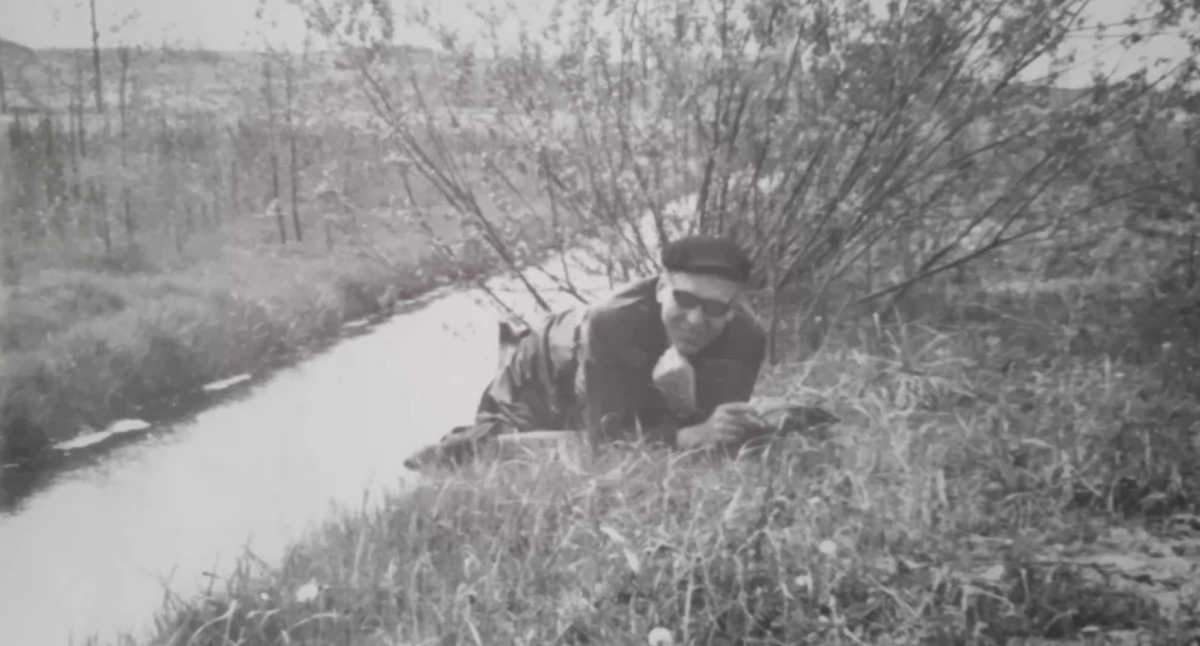 Potok Struga w latach 60 XX wieku. Na zdjęciu pan J. Jakus, wieloletni dyrektor SP 12 w Długoszynie (ze zbiorów rodziny Jakusów)