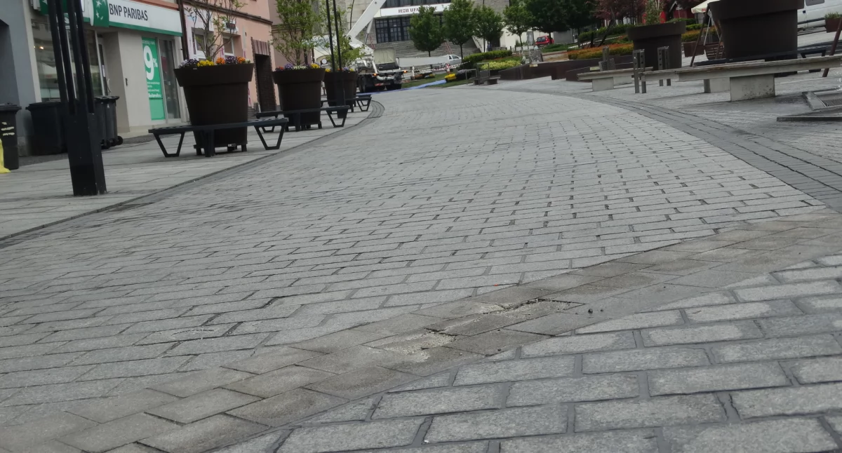 Pękająca kostka na rynku