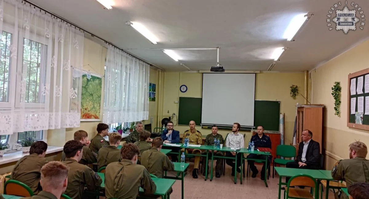 Życie miasta, Policjanci Jaworznie debacie współczesnych zagrożeniach bezpieczeństwa - zdjęcie, fotografia